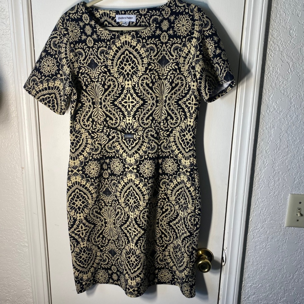 Shelby & Palmer Black Gold Damask Print Sheath Dress Size 8 Short Sleeve Knit